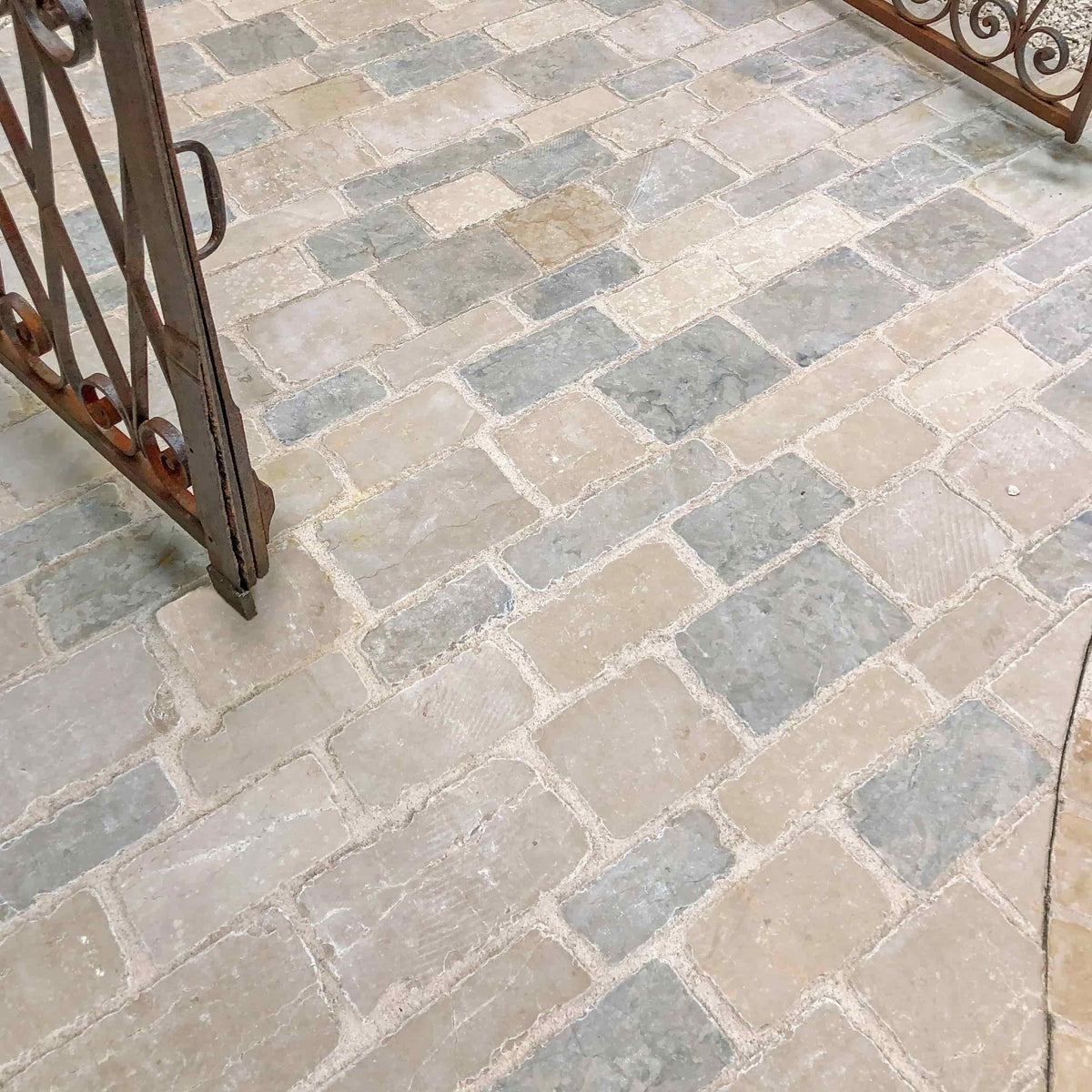 Allée en pavés de pierre calcaire Almendra à Lunéville