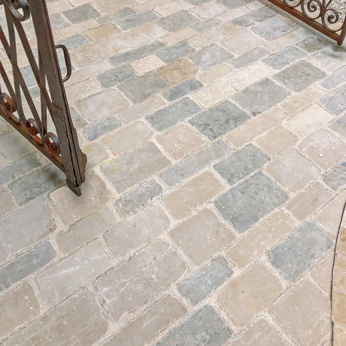 Allée en pavés de pierre calcaire Almendra à Lunéville