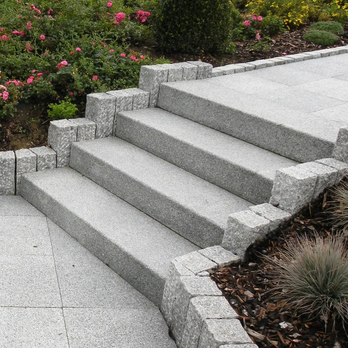 Escalier extérieur en marches bloc de granit Silversand à Molsheim