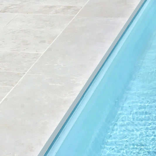 Margelles et plage de piscine en pierre calcaire Saint Valmier à Lyon