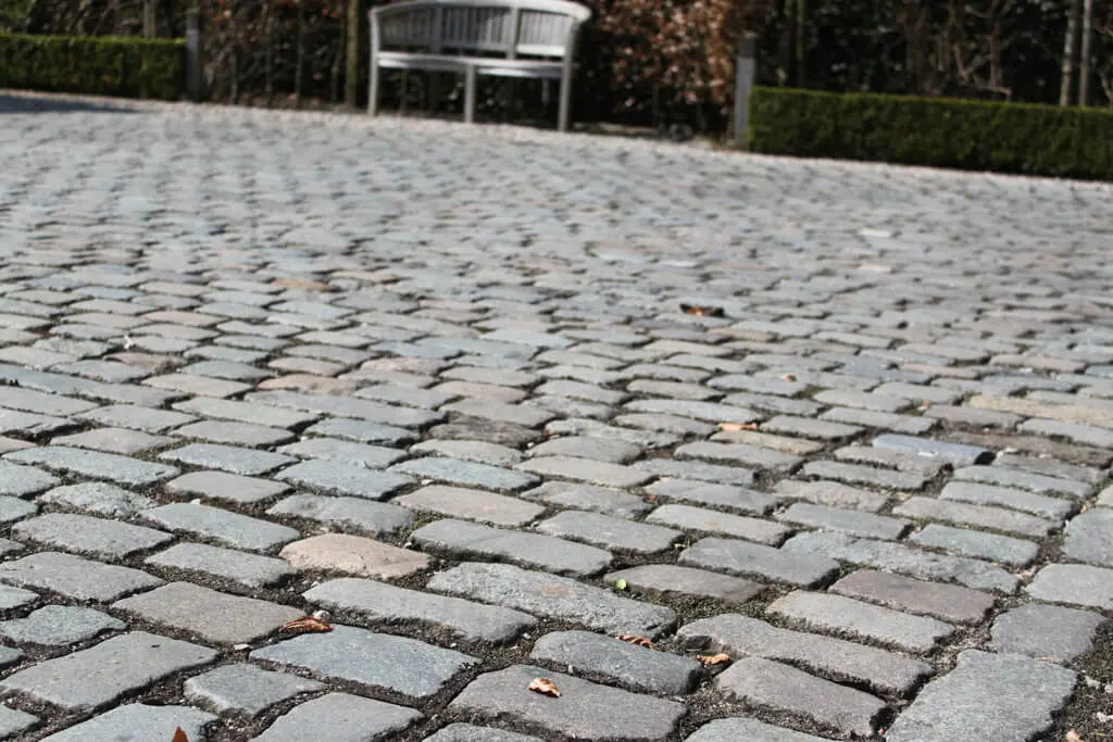 Comment poser des pavés en pierre naturelle? Minéral Pierre Naturelle