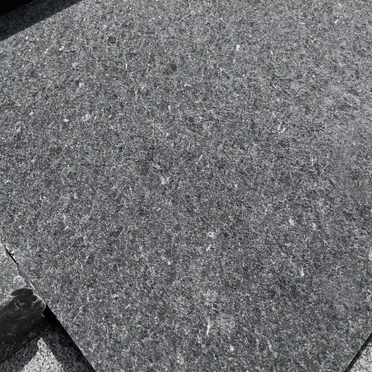 Dallage en granit JADE BLACK grenaillé Minéral pierre naturelle