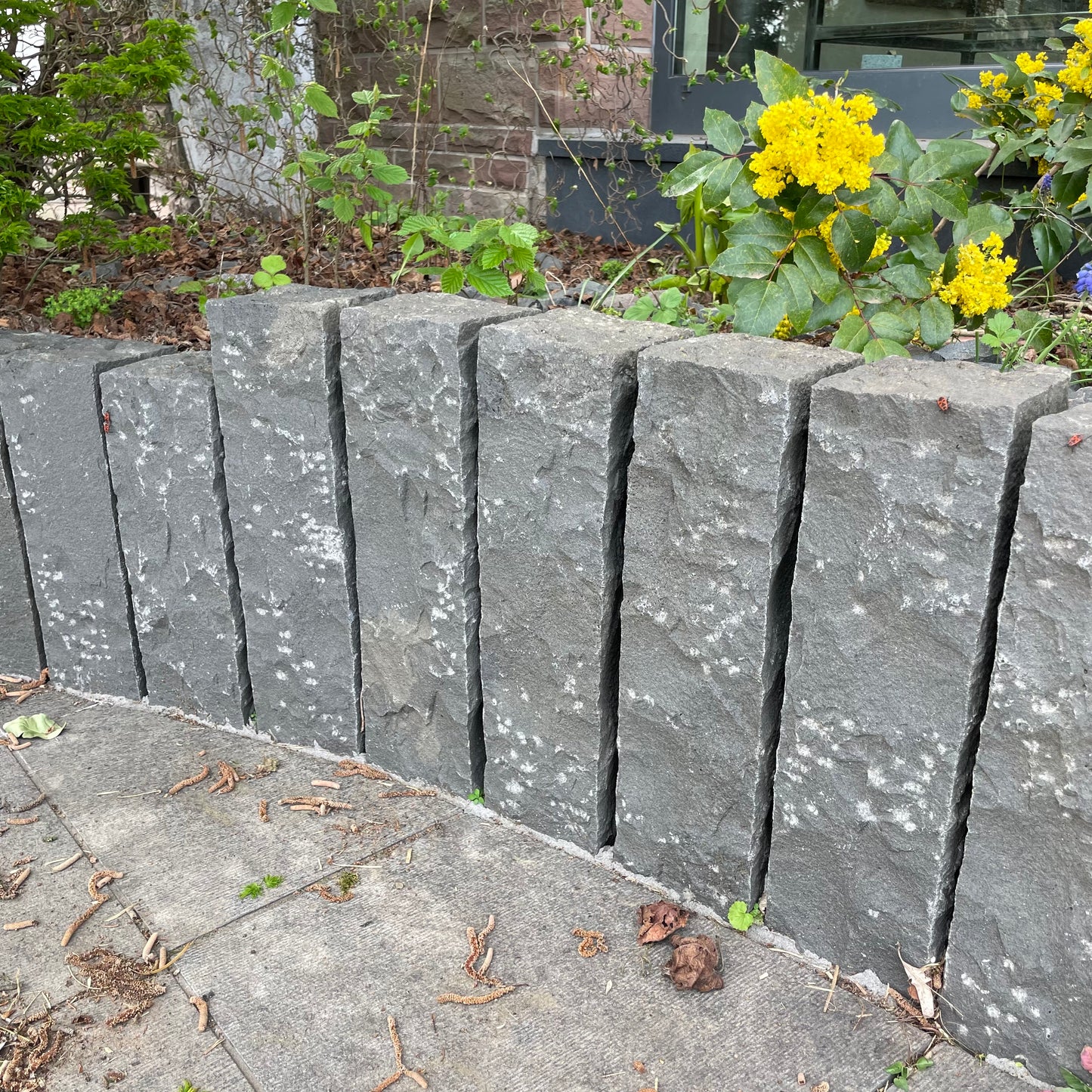 Palissade en BASALTE SUPER BLACK éclaté