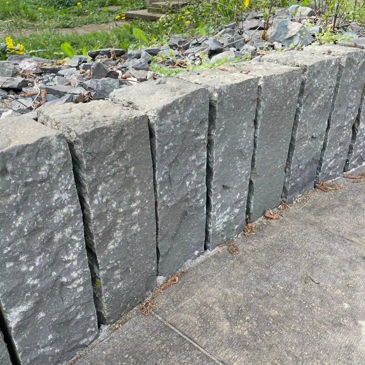 Palissade en BASALTE SUPER BLACK naturel Minéral pierre naturelle