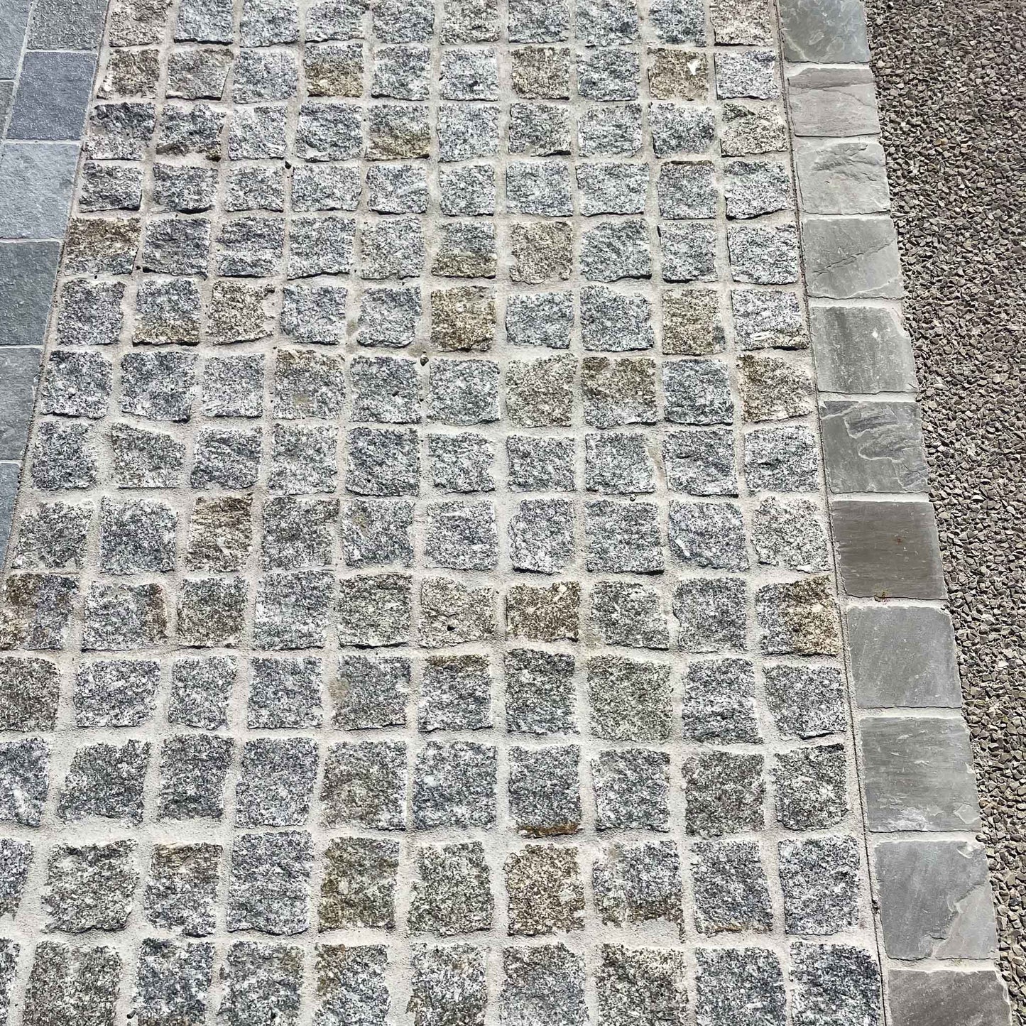 Pavé en GRANIT MIX gris jaune