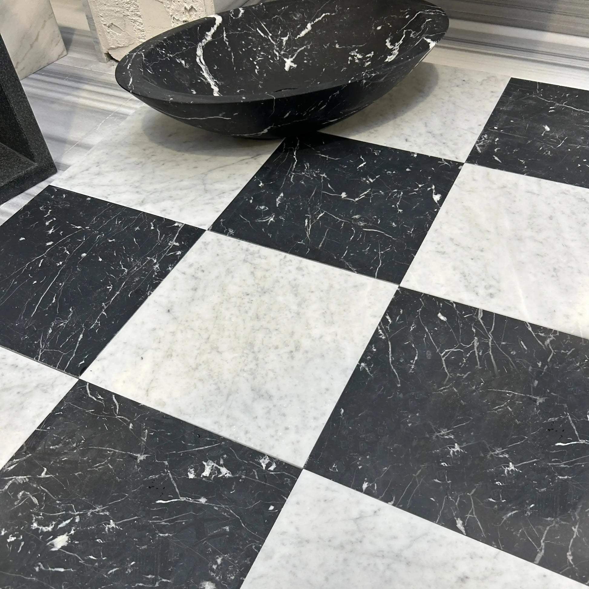 Dallage à damier MARBRE DE CARRARE et NOIR MARQUINA Minéral pierre naturelle