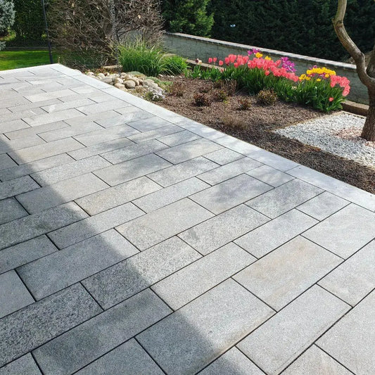 Dallage en Gneiss ALPINA WHITE Brossé - Minéral Pierre Naturelle