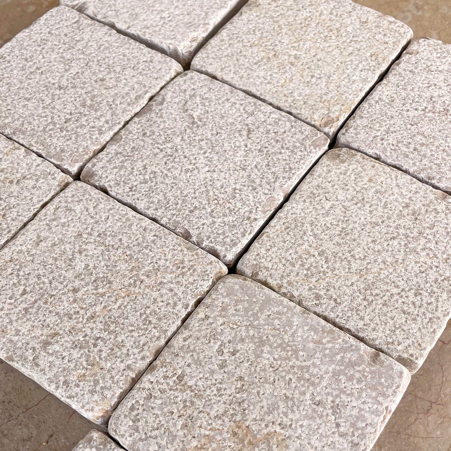 Pavé en pierre calcaire ALMENDRA grenaillé scié
