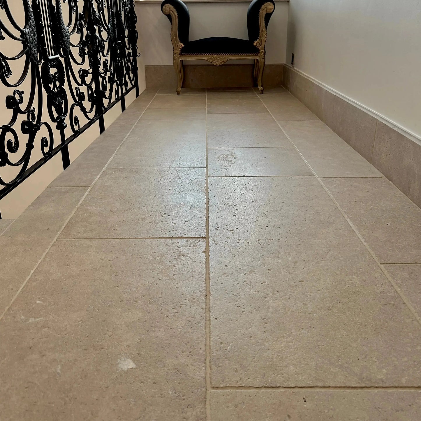 Dallage intérieur en pierre calcaire SINAI PEARL vieilli - Minéral Pierre Naturelle