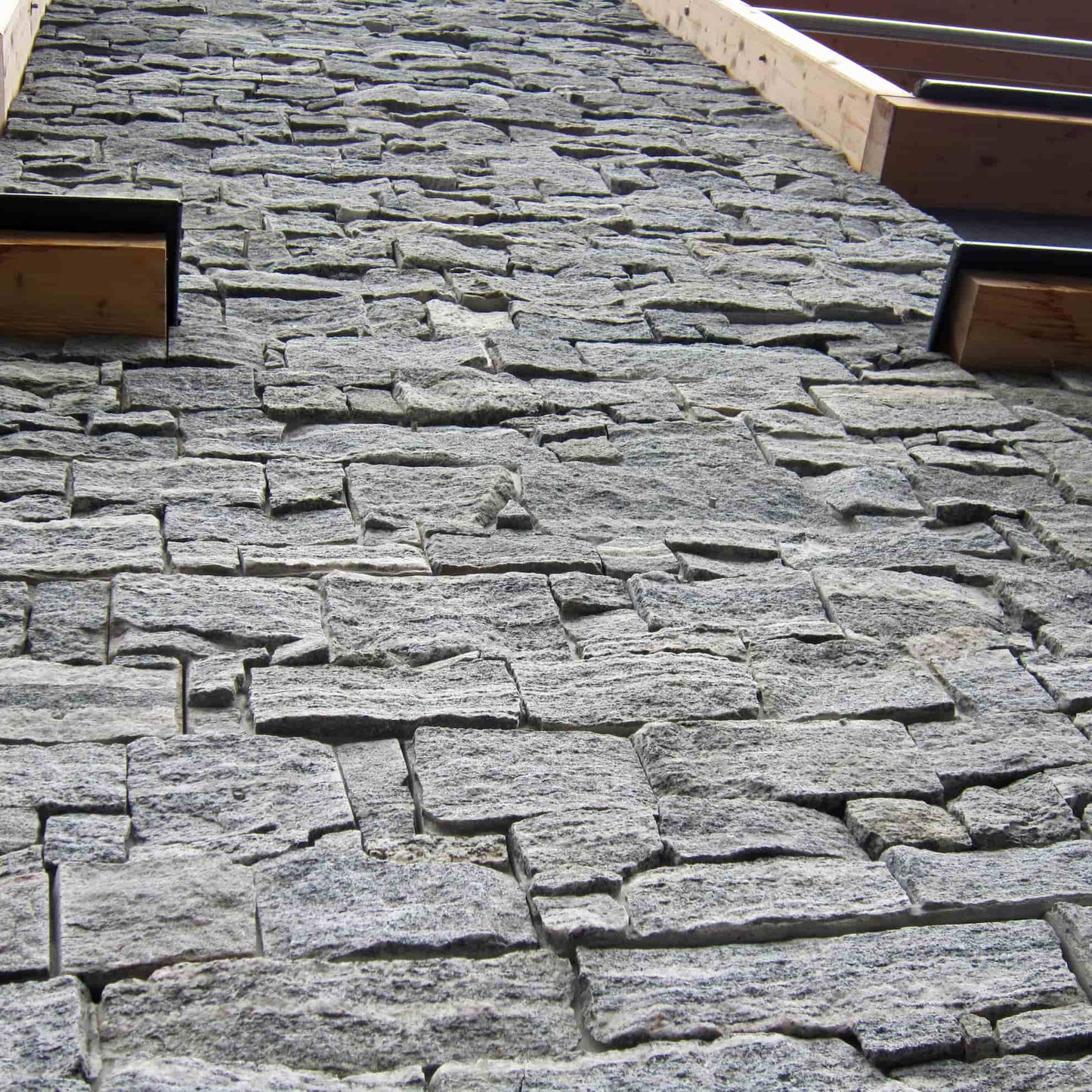 Parement en granit MOUNTAIN GREY - Préassemblé + Angles Minéral pierre naturelle