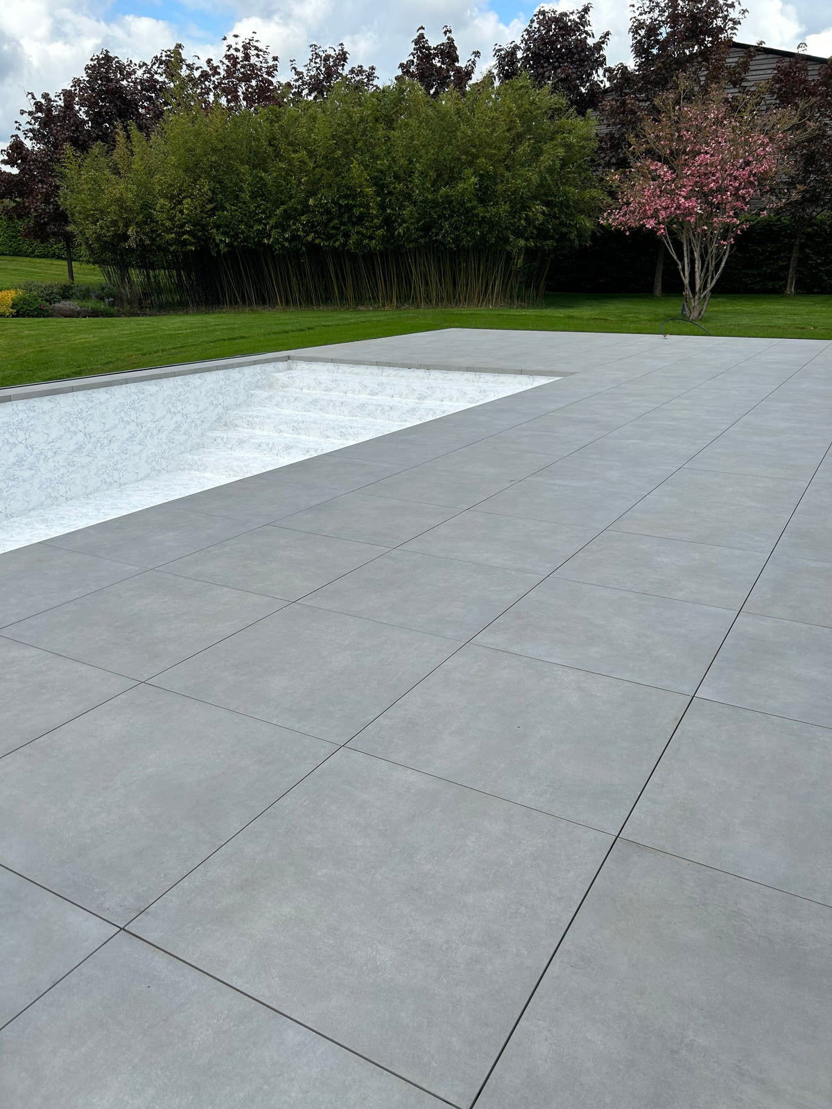 Terrace and pool copings in 2 cm concrete-effect outdoor tiles in Saverne