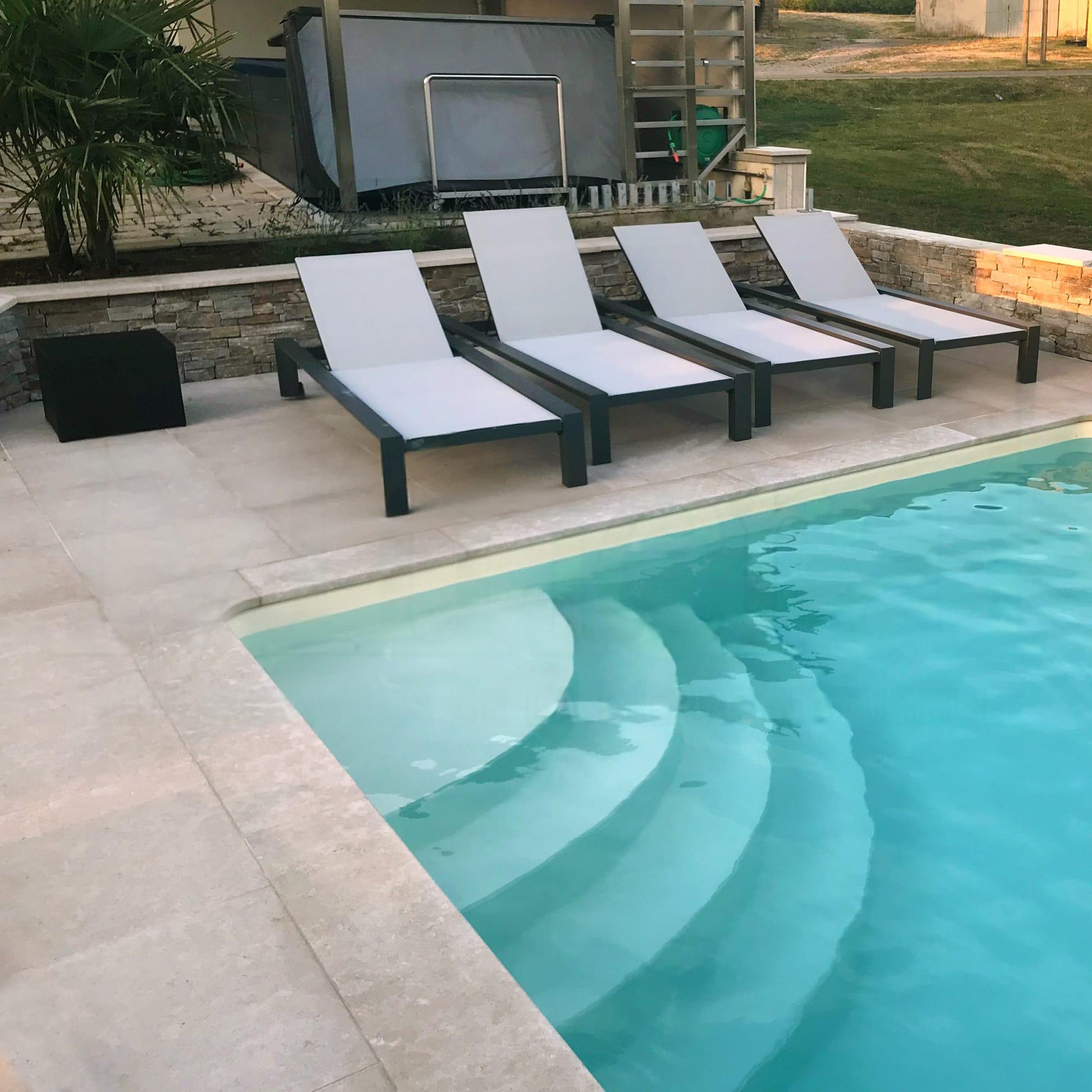 Margelle de piscine en Calcaire SINAI PEARL # 60x30x3 cm - Chant 1/2 rond