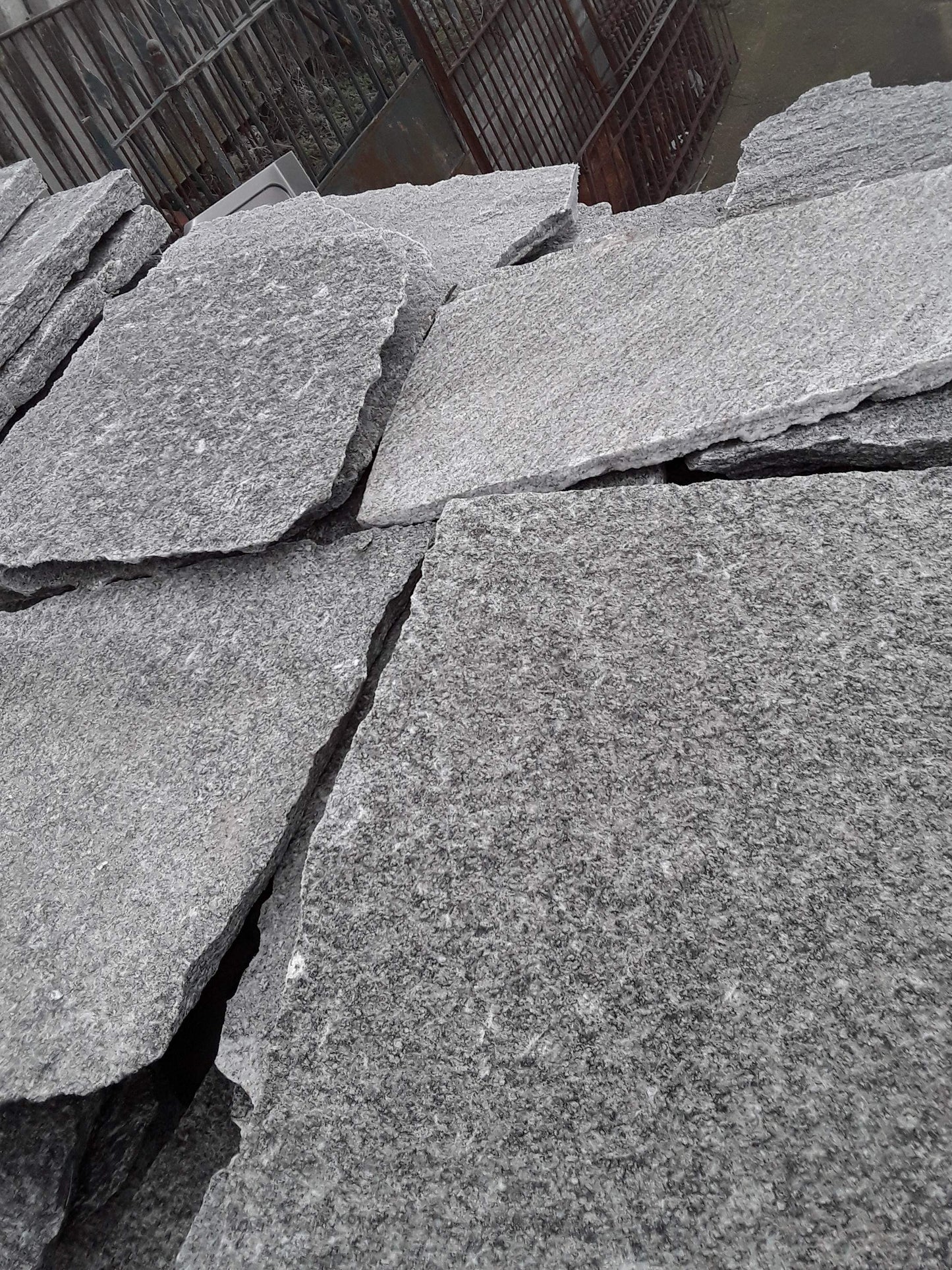 Opus Incertum en gneiss ALPINA WHITE