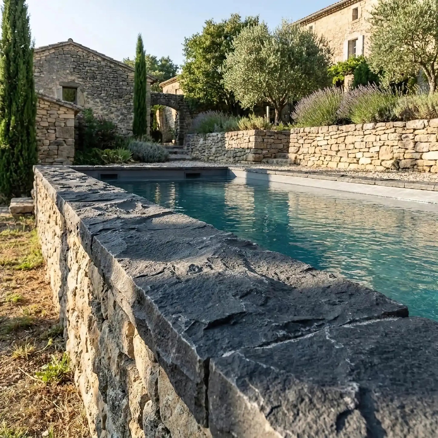 Margelle massive en BASALTE SUPER BLACK broché Minéral pierre naturelle