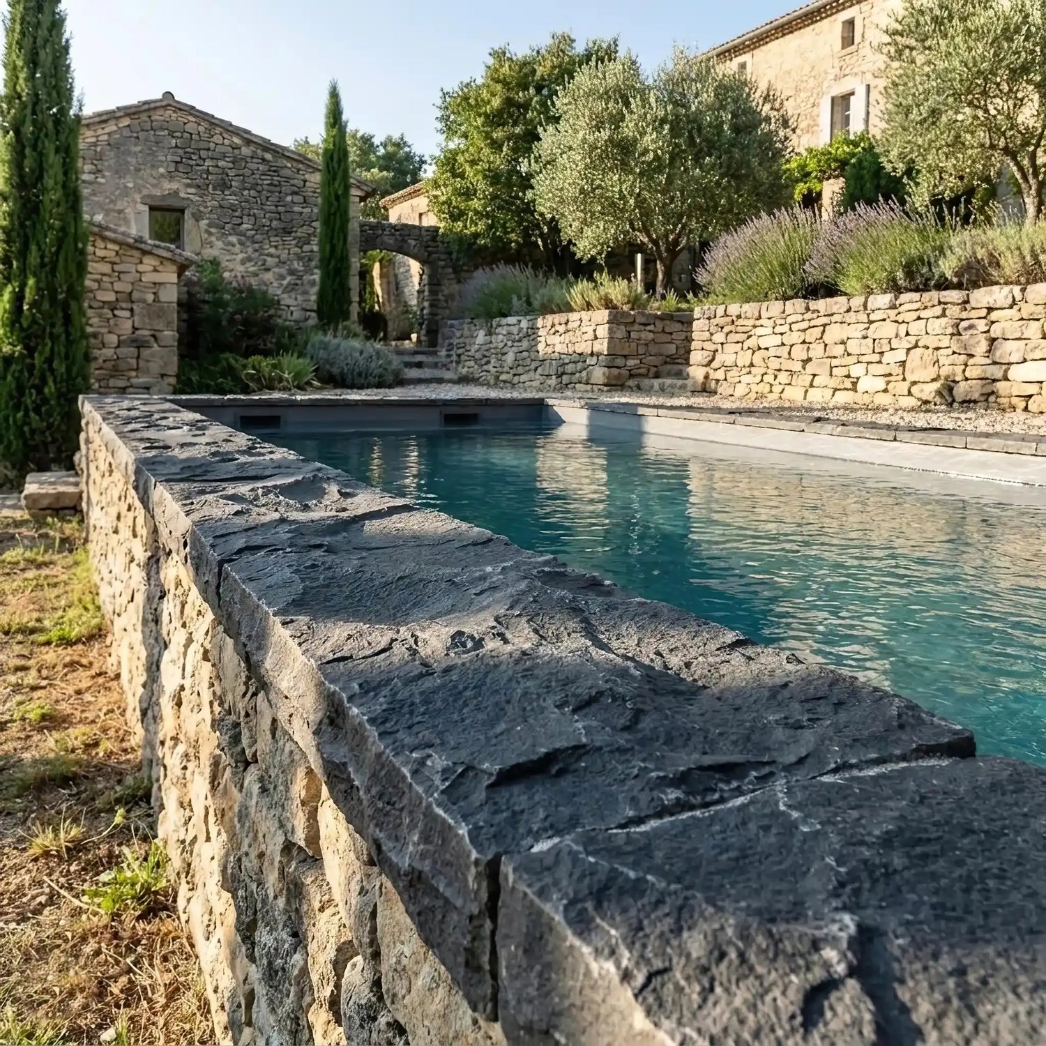 Margelle massive en BASALTE SUPER BLACK broché Minéral pierre naturelle
