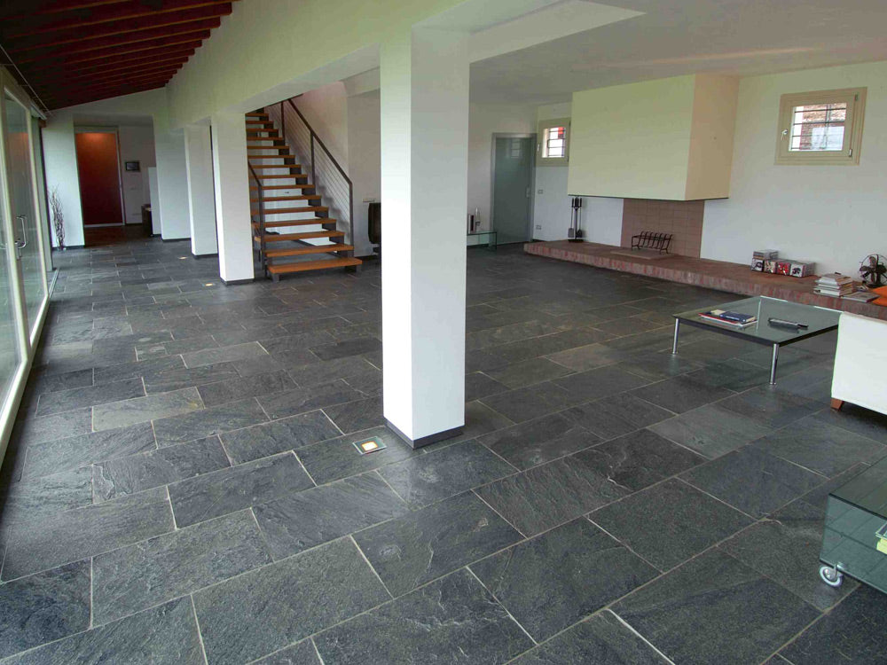 Dallage en QUARTZITE TITANE, Sol/Mur, Intérieur/Extérieur 
Gris
Finition : Clivé, bords sciés
Longueur : 60 cm
Largeur: 40 cm
Épaisseur : 1.2-1.5 cm
Poids : 41 kg / m²