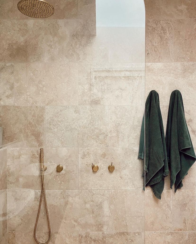 Dallage TRAVERTIN Beige CLASSIC SELECTION pour sol et mur & intérieur et extérieur. Salle de bain, douche