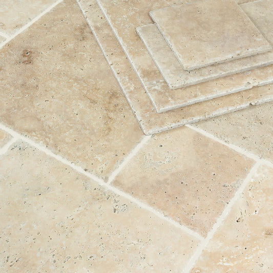 Dallage en TRAVERTIN LIGHT - Sol Mur Intérieur Extérieur Gros plan sur la texture du travertin Light, pierre naturelle beige avec peu de trous et faible variation de teinte