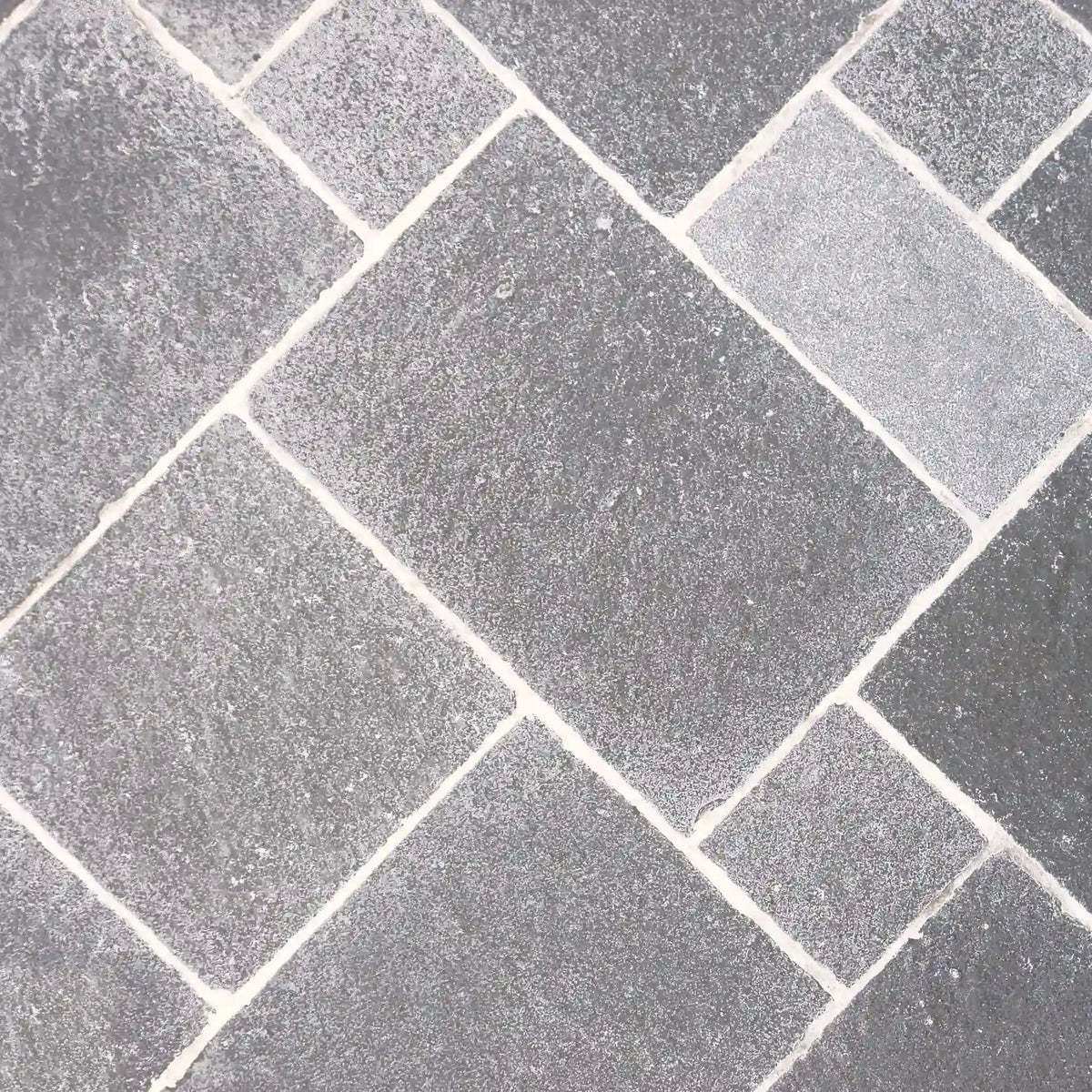 Dallage en pierre calcaire LIMA GRIS Bords bruts Minéral pierre naturelle