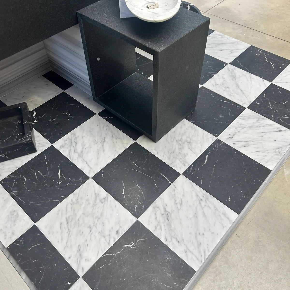 Dallage à damier MARBRE DE CARRARE et NOIR MARQUINA Minéral pierre naturelle