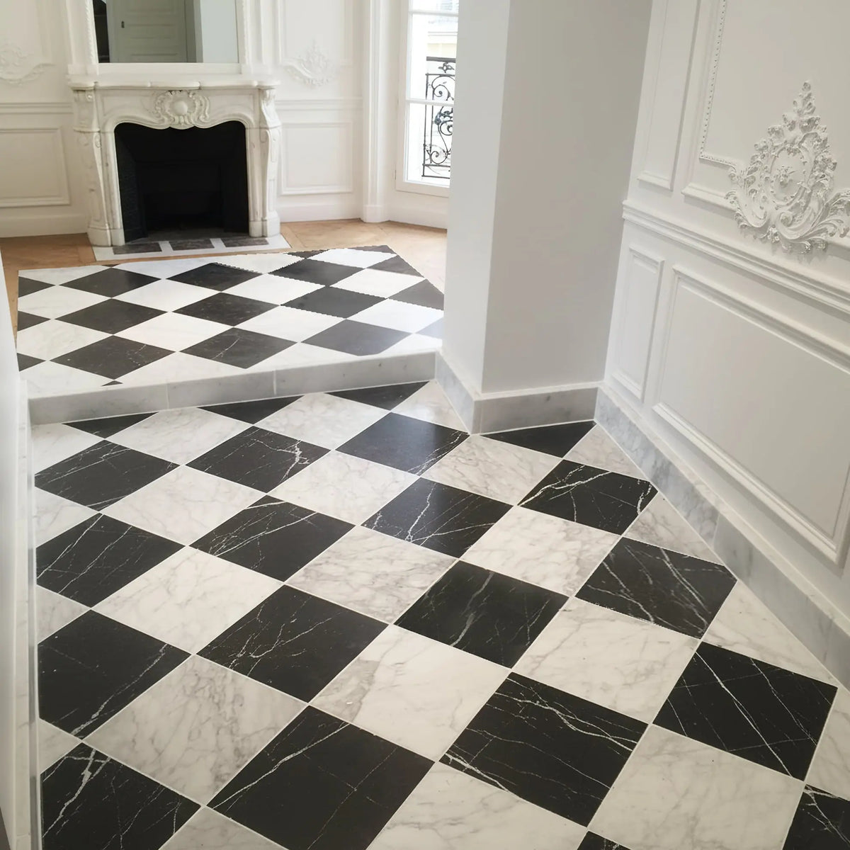Dallage à damier MARBRE DE CARRARE et NOIR MARQUINA Minéral pierre naturelle
