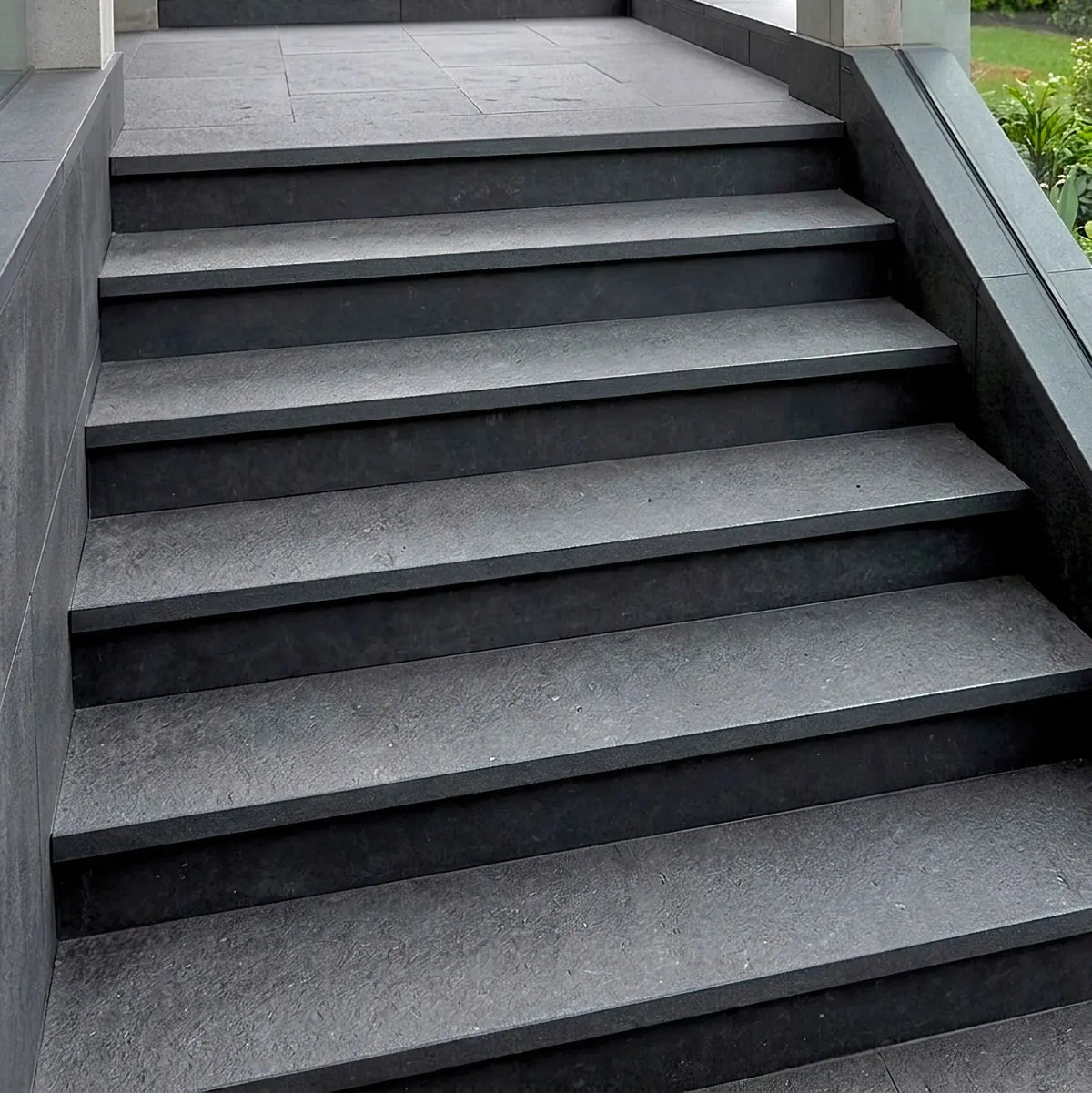 Escalier en BASALTE SUPER BLACK Minéral pierre naturelle
