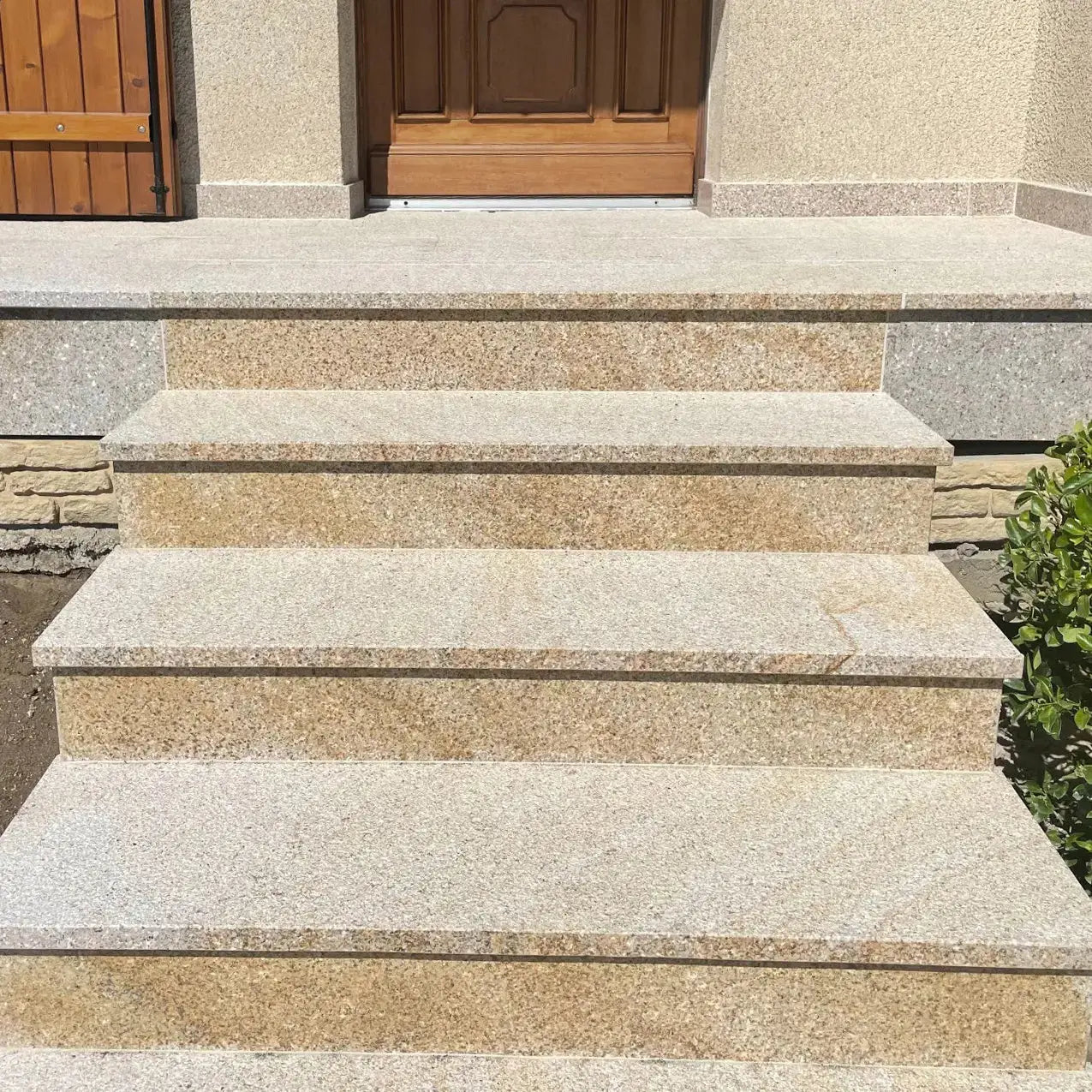Escalier en granit JAUNE SAVANE