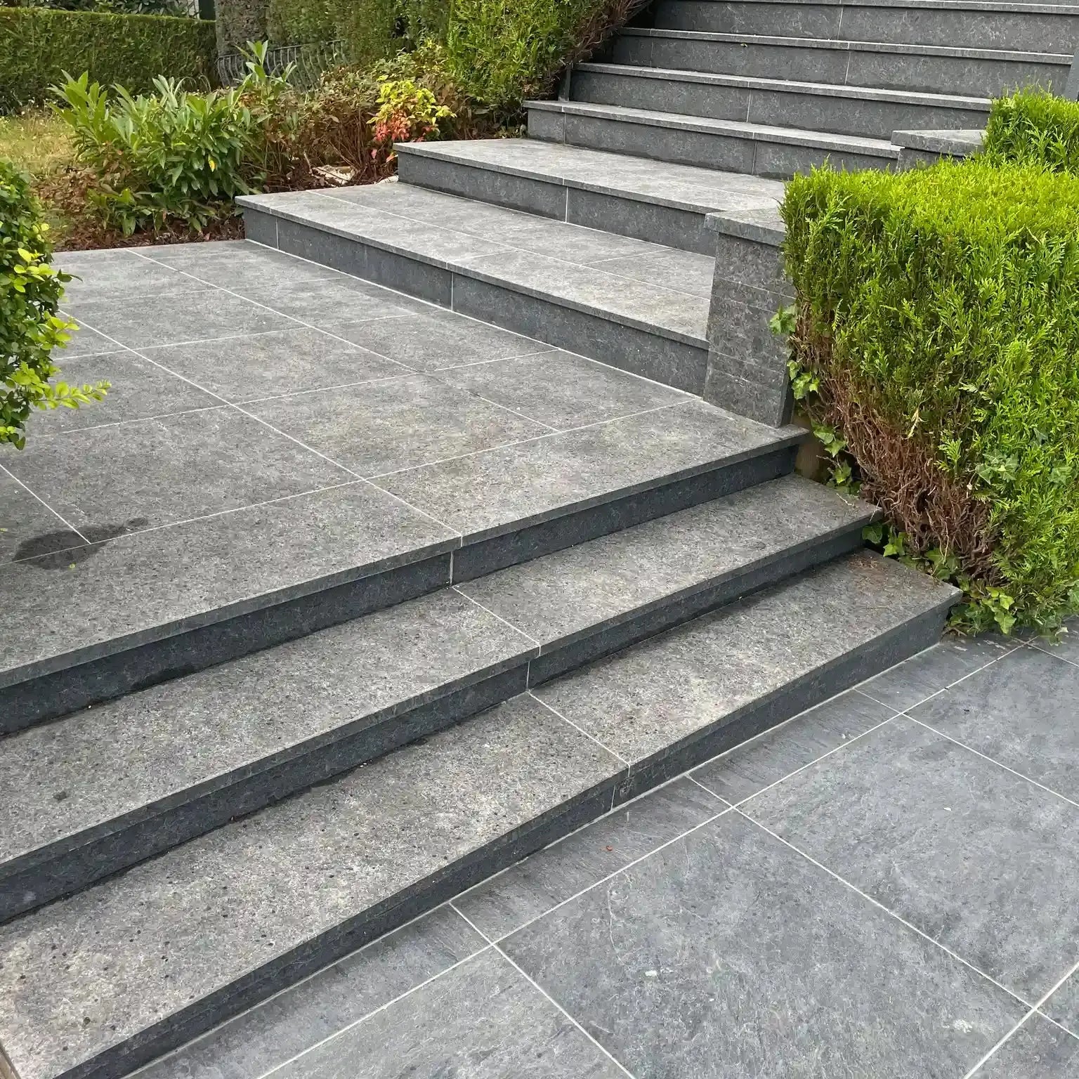 Escalier en granit JADE BLACK - Minéral Pierre Naturelle