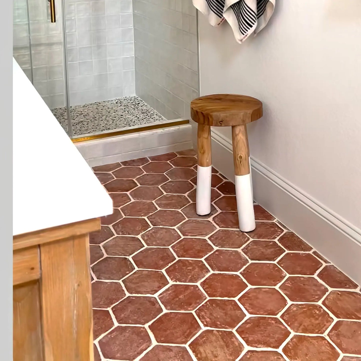 Tomette hexagonale en terre cuite artisanale Minéral pierre naturelle