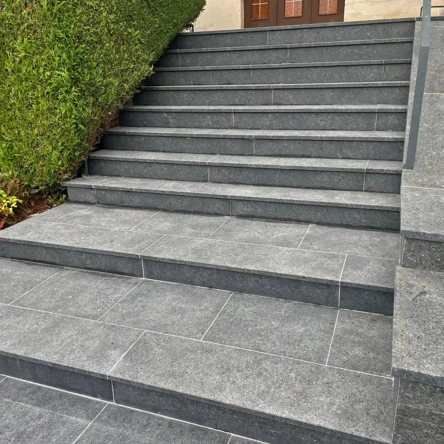 Escalier en granit JADE BLACK - Minéral Pierre Naturelle