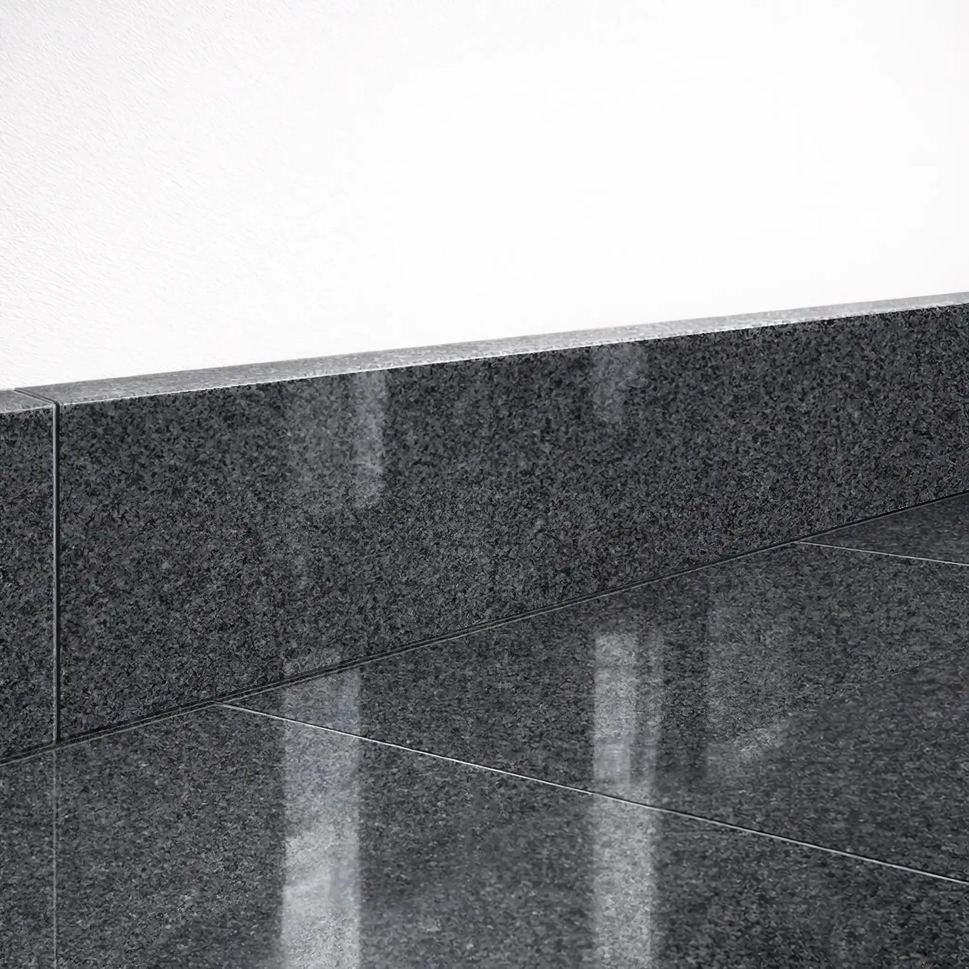 Plinthe en granit KURU DARK poli Minéral pierre naturelle
