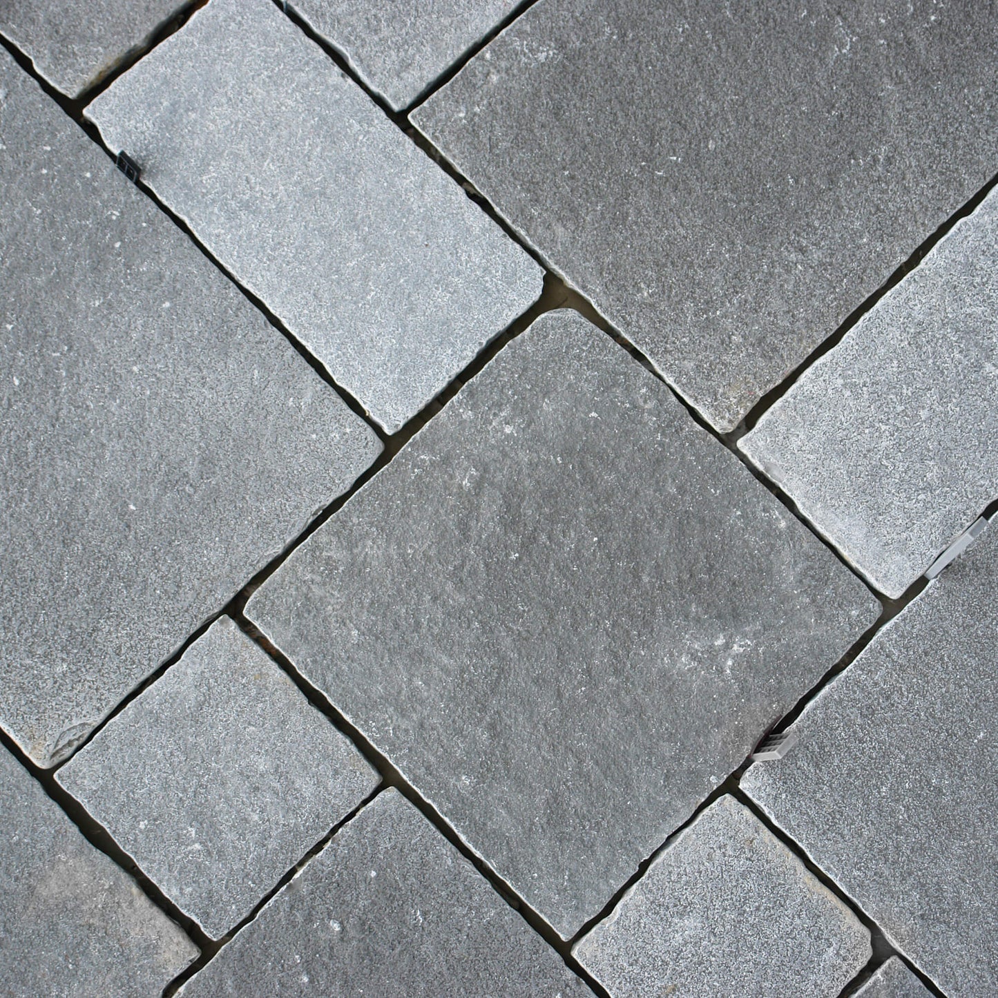 Dallage en pierre calcaire LIMA GRIS Bords bruts