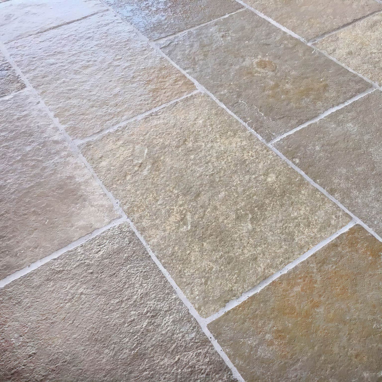 Dallage en pierre calcaire LIMA BEIGE Bords bruts