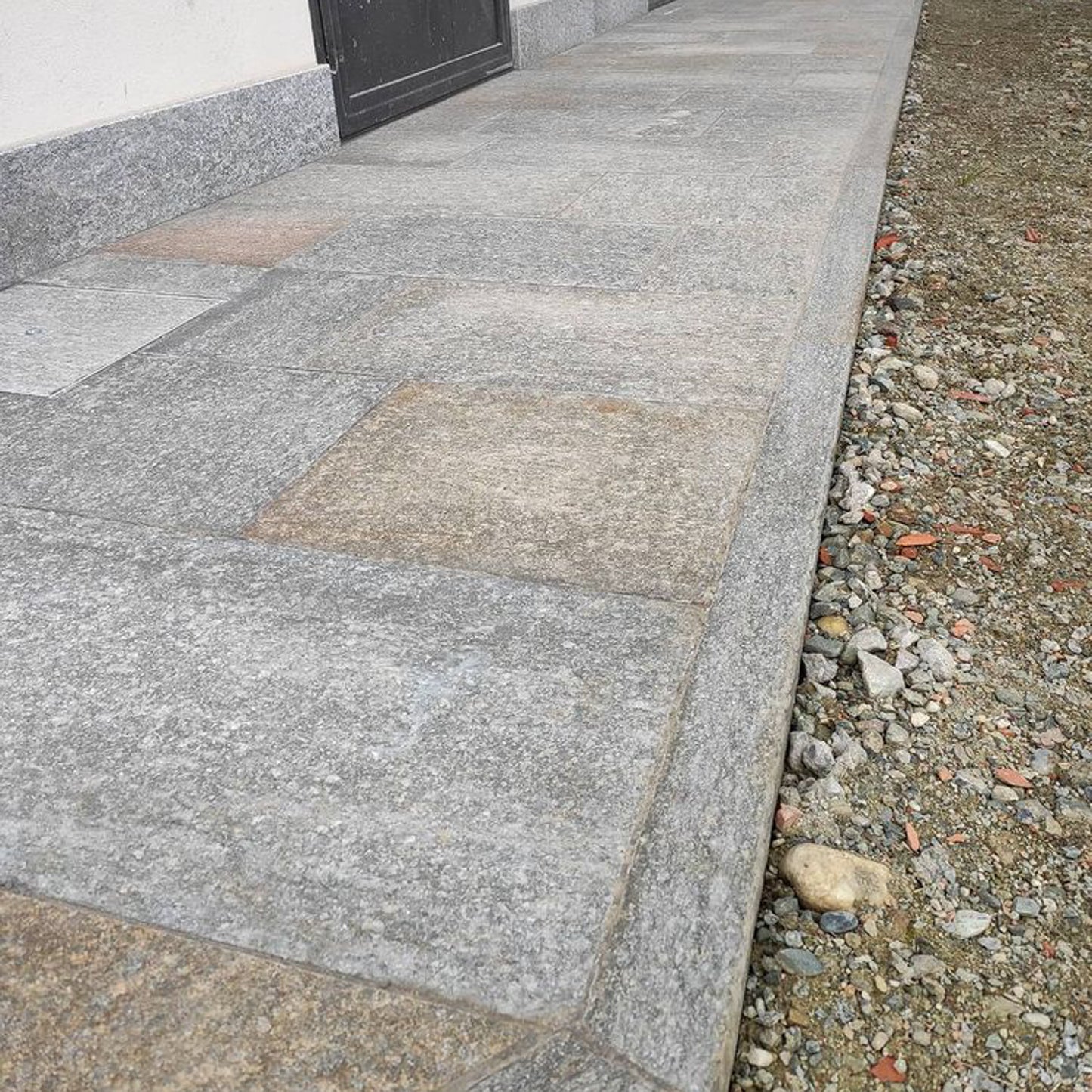 Dallage en PIERRE DE LUZERNE bords sciés