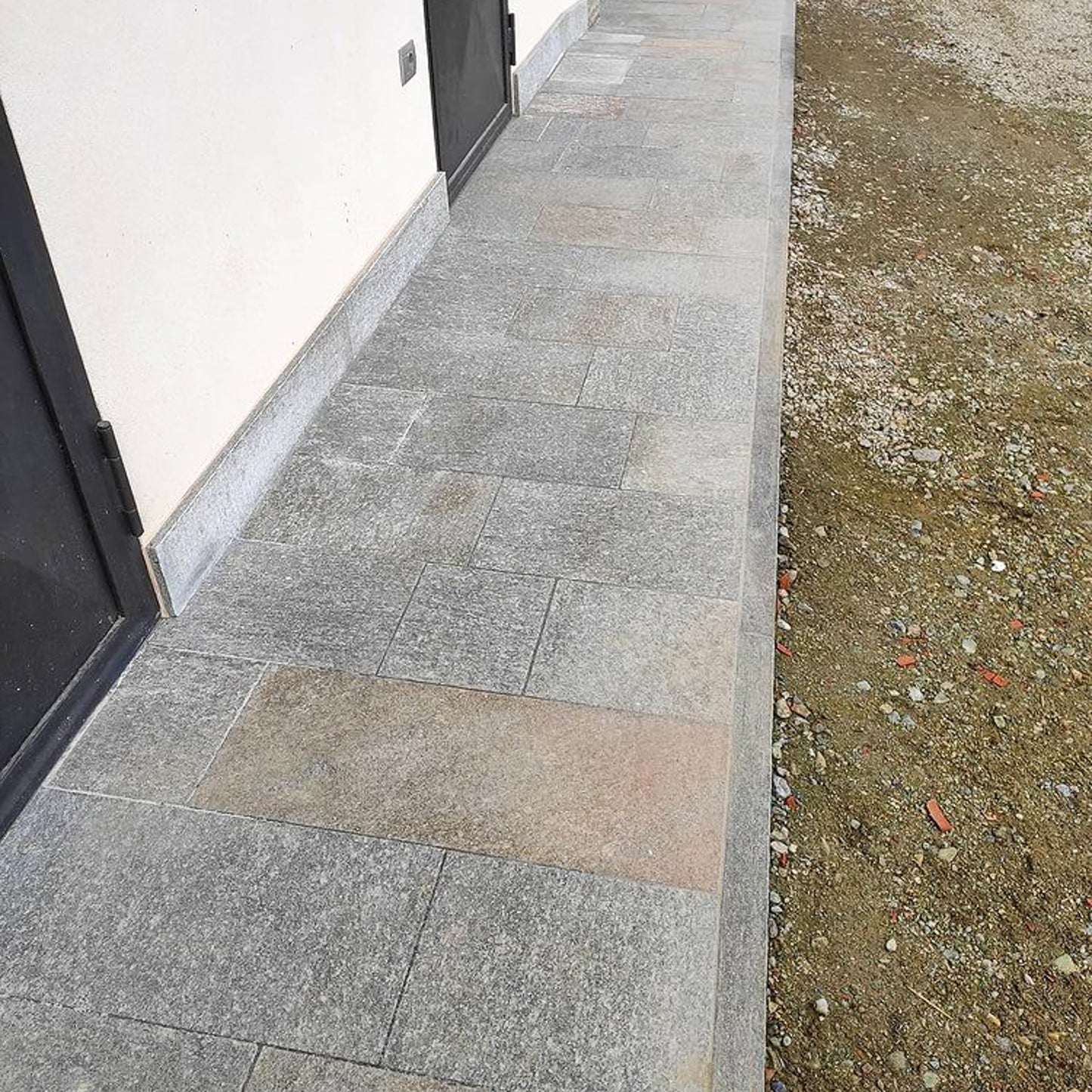 Dallage en PIERRE DE LUZERNE bords sciés