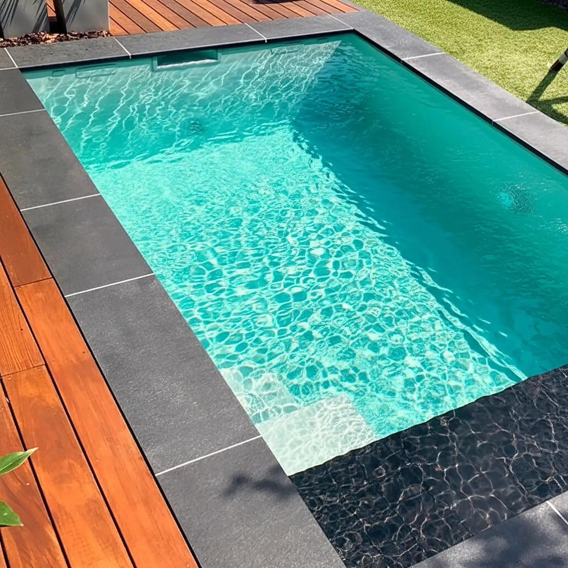 Margelle en BASALTE SUPER BLACK Minéral pierre naturelle