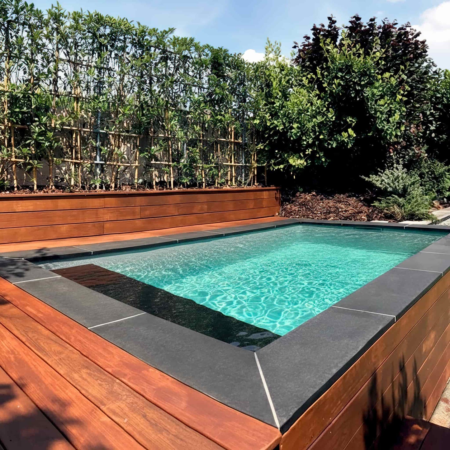 Margelle en BASALTE SUPER BLACK Minéral pierre naturelle