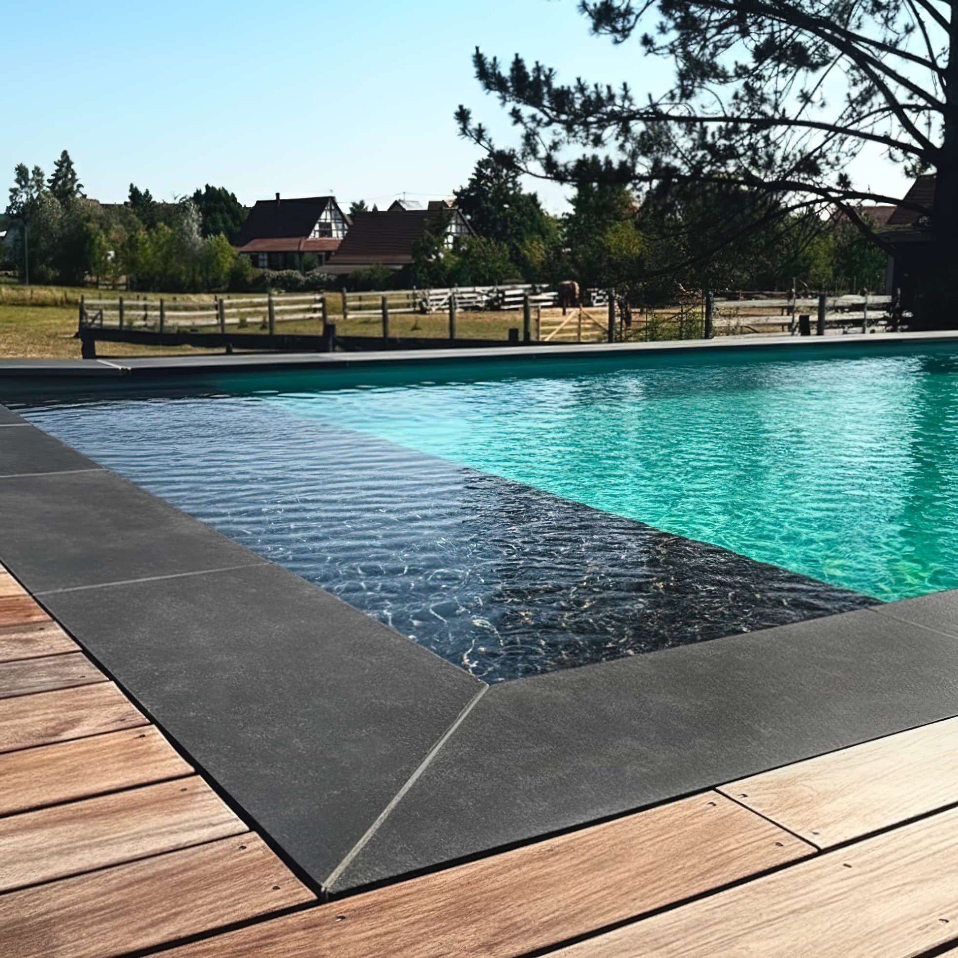 Margelle en BASALTE SUPER BLACK Minéral pierre naturelle