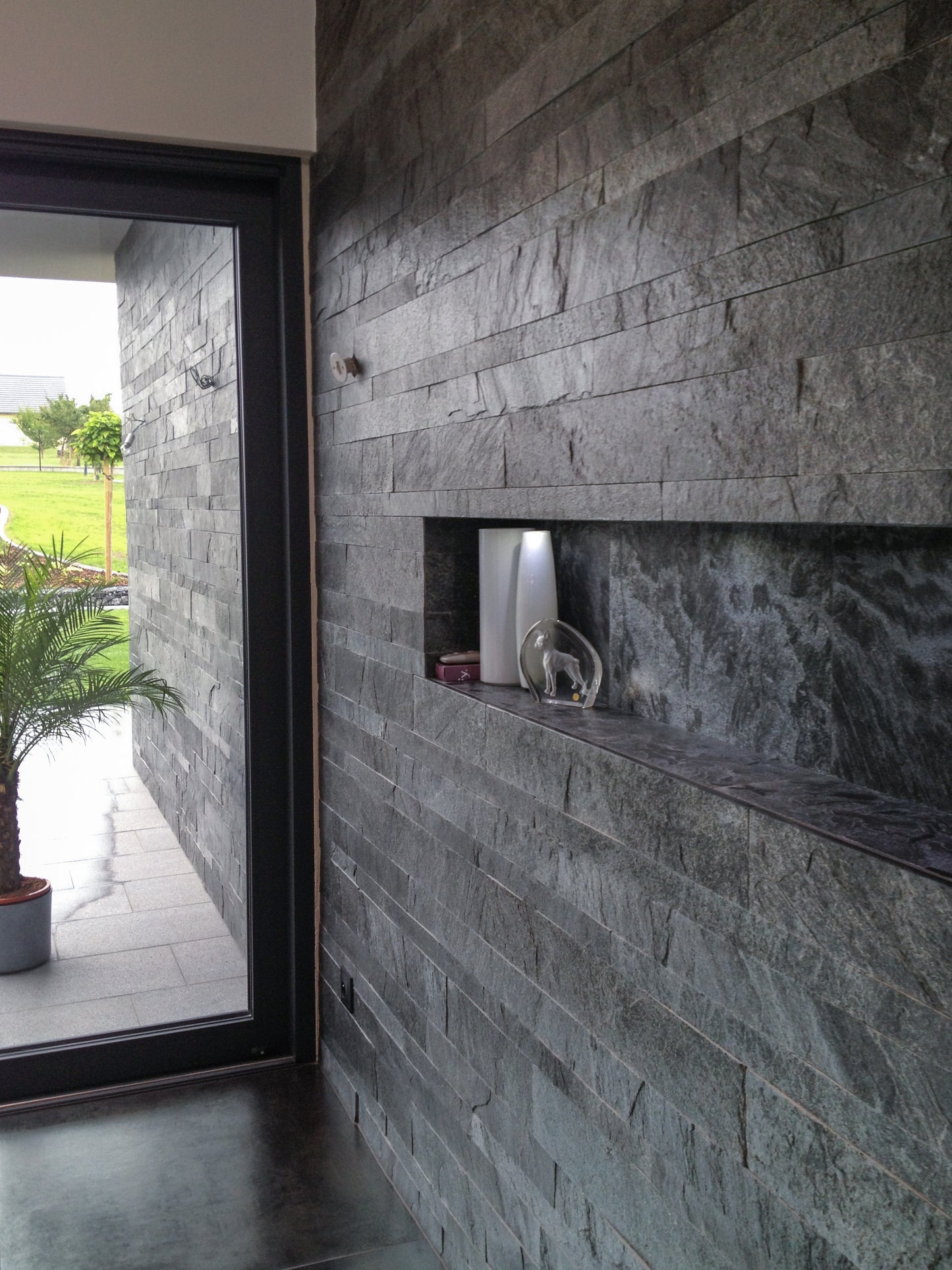 Parement en quartzite titane, gris, mur Finition : Toutes faces naturelles, bords sciés
Longueurs : 40 à 80 cm
Hauteur : 5-8-12 cm
Épaisseur : 1.2 cm
Poids : 41 kg/m²