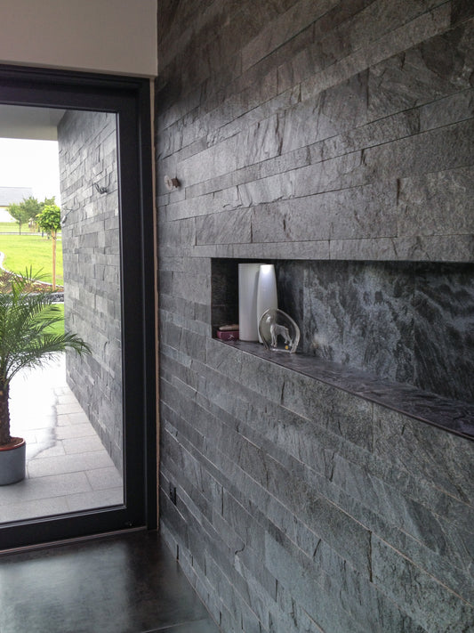 Parement en quartzite titane, gris, mur Finition : Toutes faces naturelles, bords sciés
Longueurs : 40 à 80 cm
Hauteur : 5-8-12 cm
Épaisseur : 1.2 cm
Poids : 41 kg/m²
