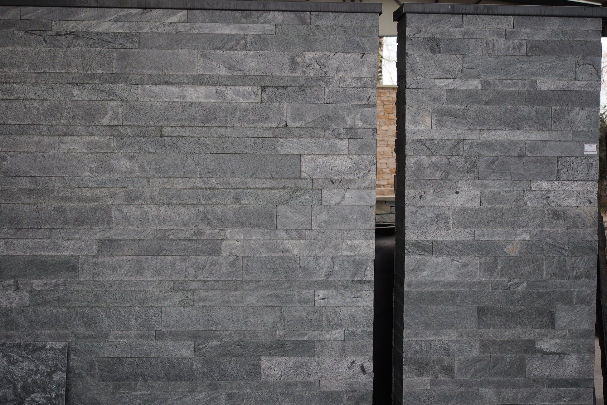Parement en quartzite titane, gris, mur Finition : Toutes faces naturelles, bords sciés
Longueurs : 40 à 80 cm
Hauteur : 5-8-12 cm
Épaisseur : 1.2 cm
Poids : 41 kg/m²