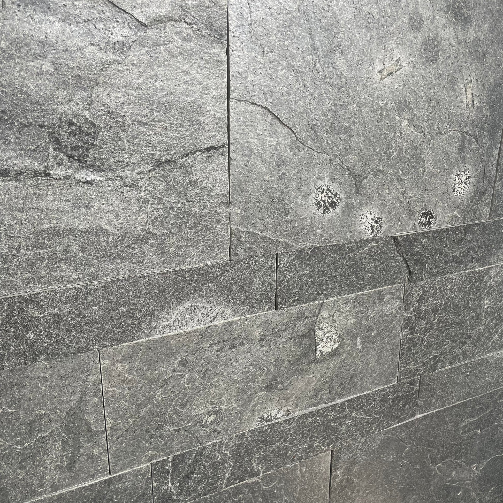 Parement en quartzite titane, gris, mur Finition : Toutes faces naturelles, bords sciés
Longueurs : 40 à 80 cm
Hauteur : 5-8-12 cm
Épaisseur : 1.2 cm
Poids : 41 kg/m²
