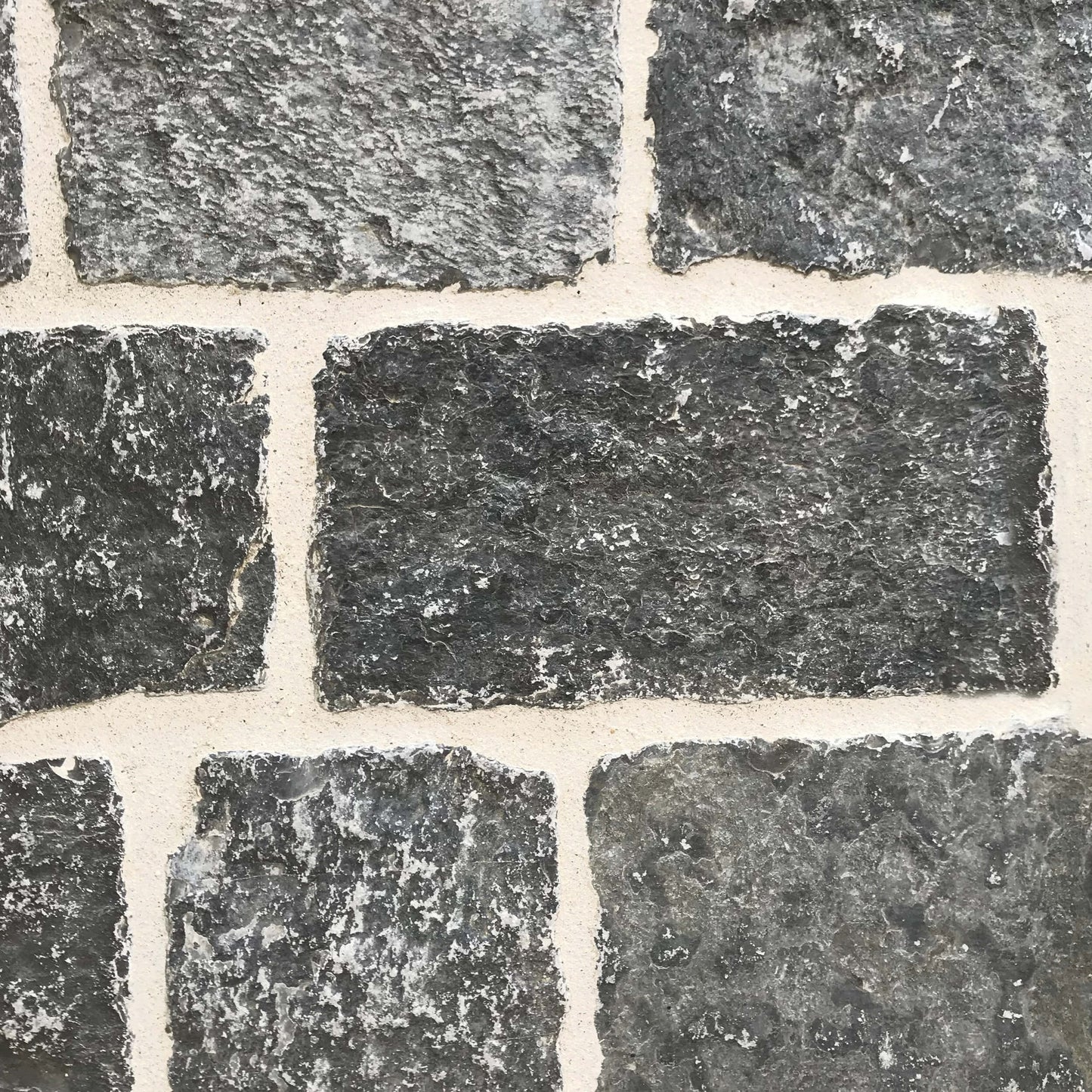 Pavé en pierre calcaire LIMA BLACK