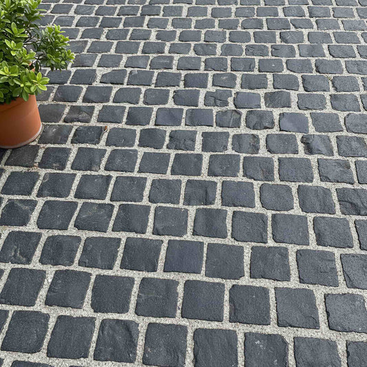 Pavé en BASALTE SUPER BLACK Naturel - Minéral Pierre Naturelle
