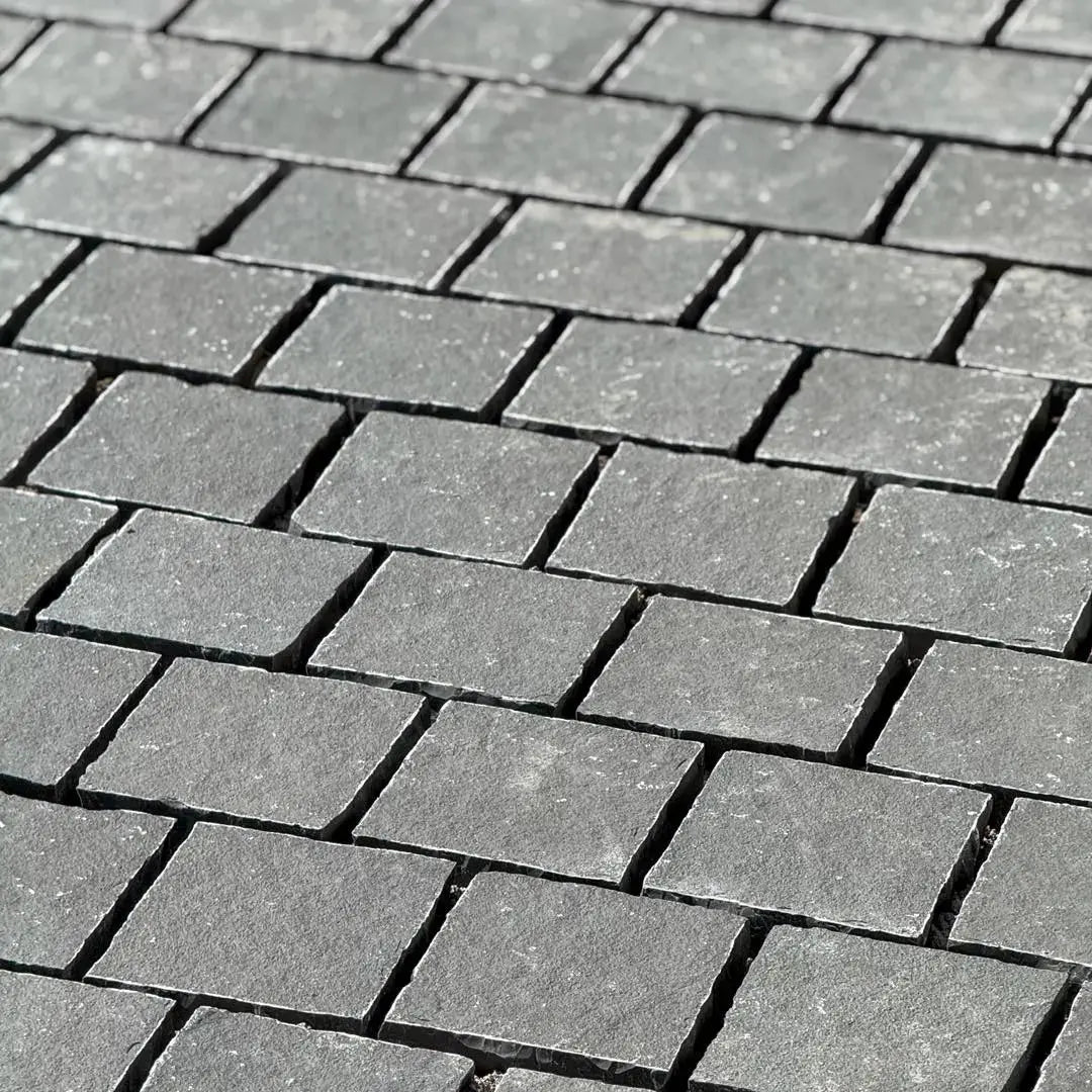 Pavé en BASALTE SUPER BLACK Naturel - Minéral Pierre Naturelle