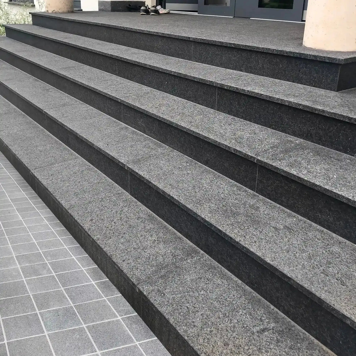 Escalier en granit JADE BLACK Minéral pierre naturelle