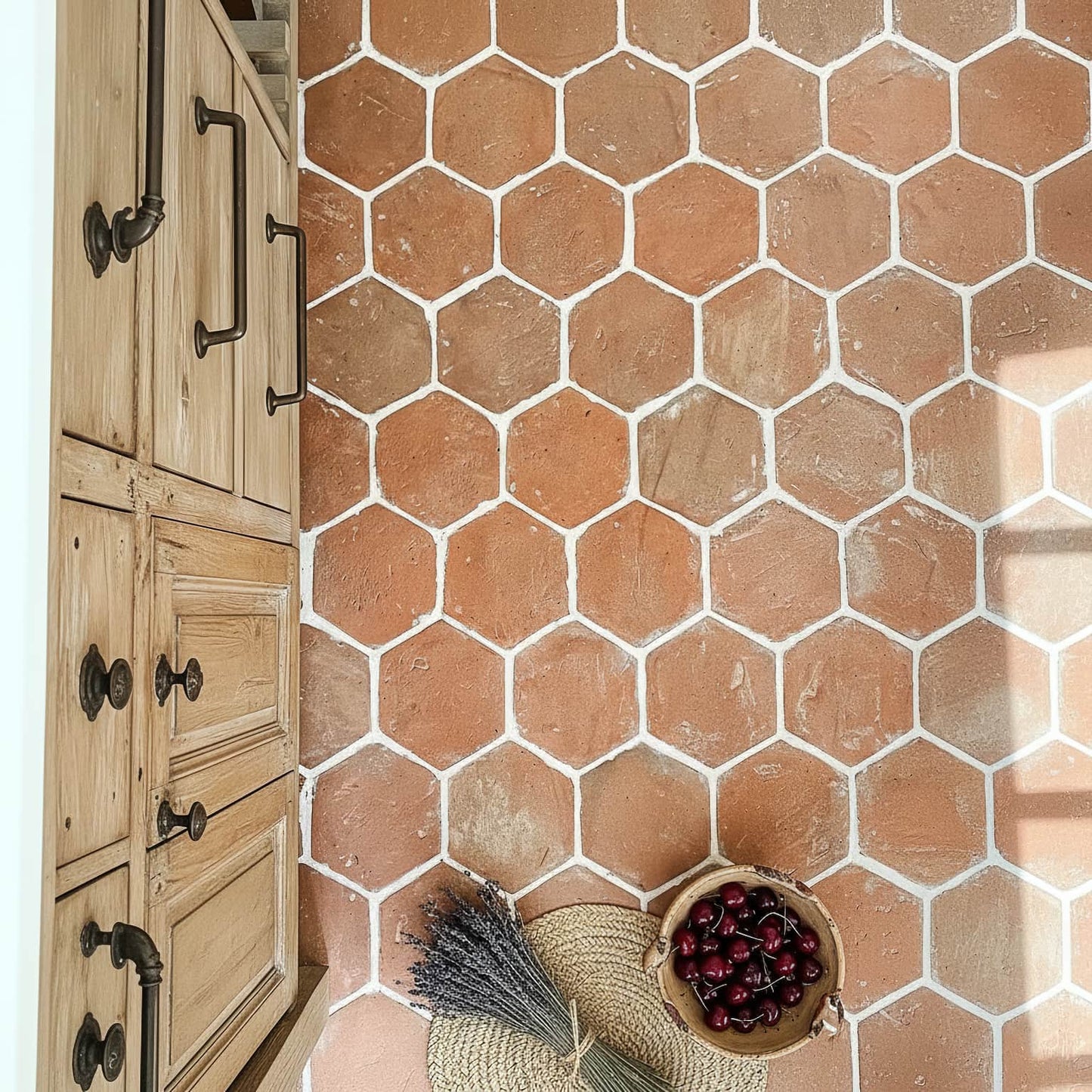 Tomette hexagonale en terre cuite artisanale Minéral pierre naturelle