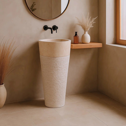 Vasque sur pied en marbre beige naturel, finition adoucie et pied brut. Percement évacuation. Pièce unique, design conique sobre et stable.