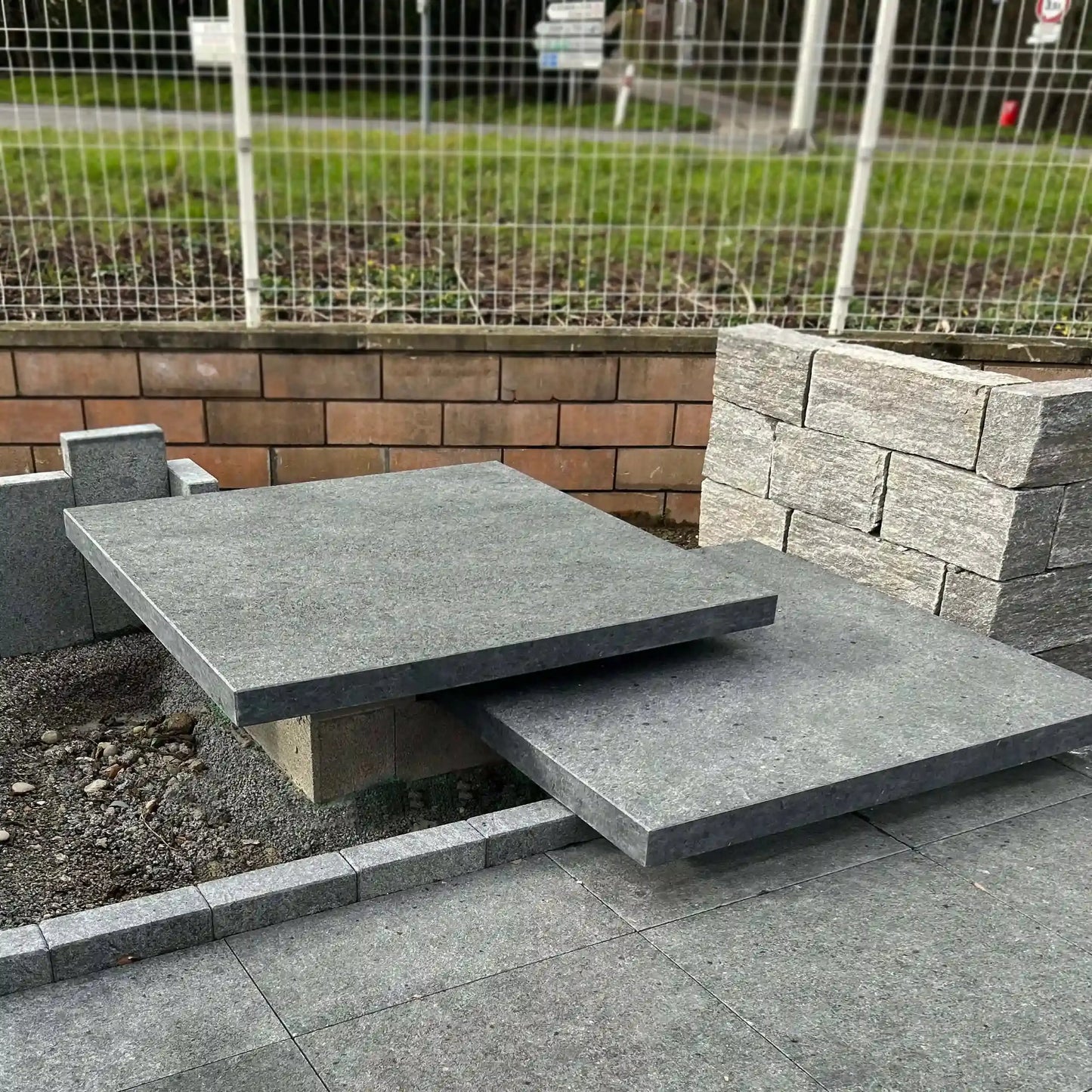 Marche suspendue en granit JADE BLACK